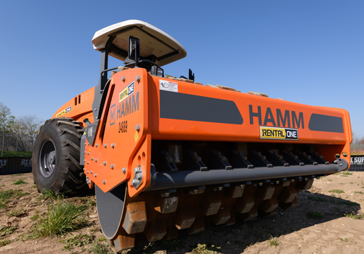 This Hamm pad foot compaction roller provides high compaction performance and a great view of the work site from the driver’s seat.